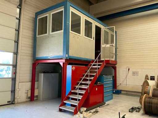 Erhöhter Bürocontainer mit Metallrahmen und Zugangstreppen, verkauft ohne Inhalt